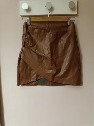 Falda efecto piel marrón