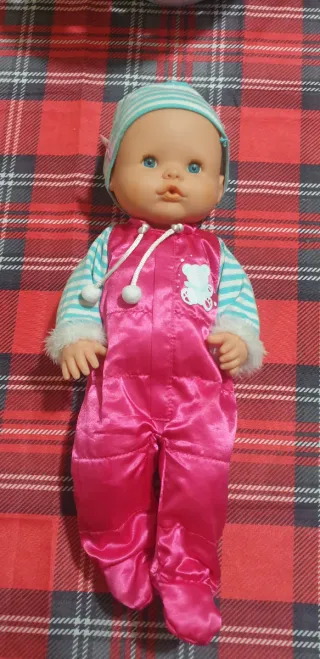 Bambola Nenuco con tutina rosa e cappellino