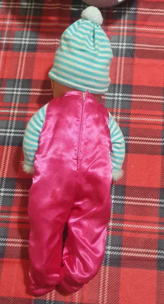 Bambola Nenuco con tutina rosa e cappellino