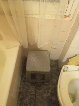 Taburete de plástico gris