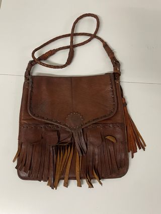 Bolso de cuero con flecos