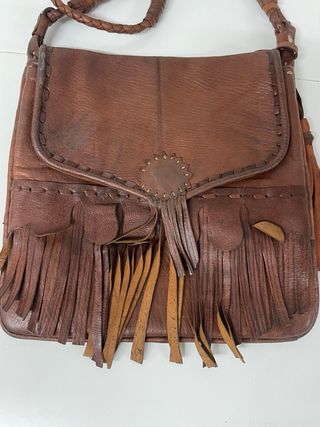 Bolso de cuero con flecos