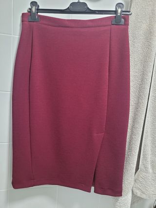 Falda burdeos oscuro con abertura