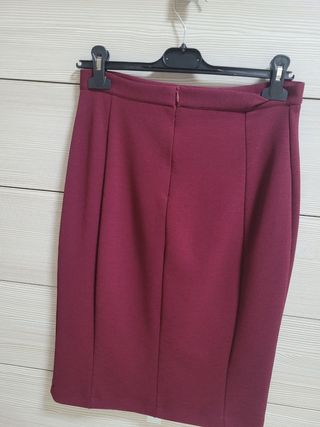 Falda burdeos oscuro con abertura
