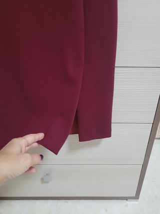 Falda burdeos oscuro con abertura