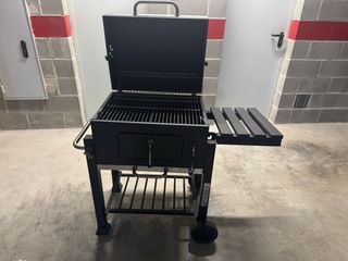 Barbacoa Negra con Ruedas tapa y mesita auxiliar