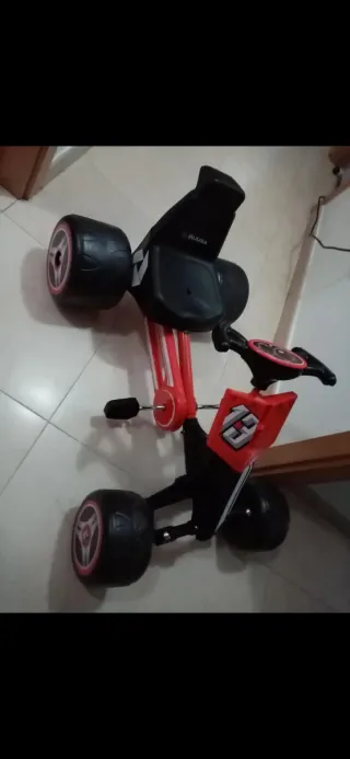 Coche de pedales INJUSA rojo y negro