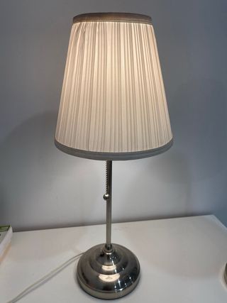 Lámpara de mesa plateada y blanca