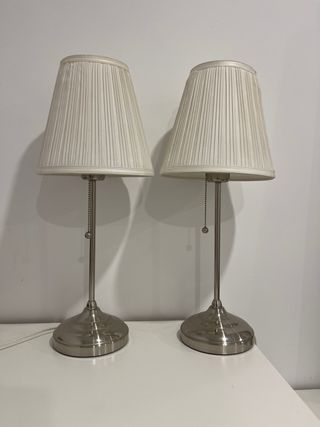 Lámpara de mesa plateada y blanca