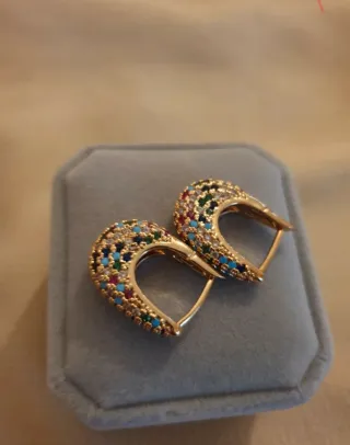 Pendientes dorados con piedras multicolor