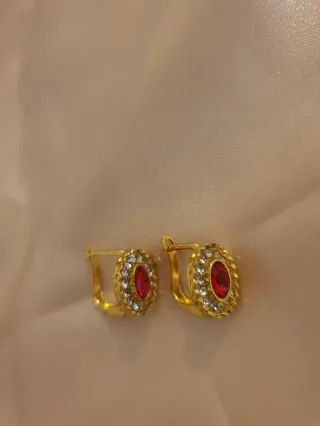 Pendientes Vintage Chapados en Oro con Piedra Roja