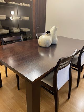 Mesa de comedor de madera oscura