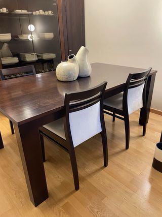 Mesa de comedor de madera oscura