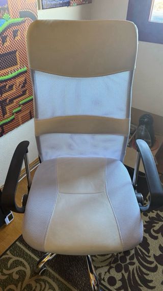 Silla de oficina ergonómica blanca y plateada