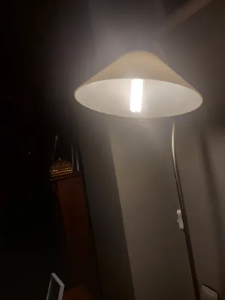 Lámpara de pie para salón pie de metal plateado