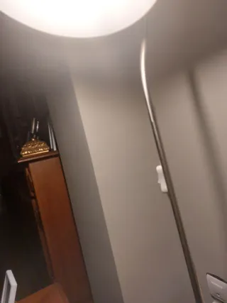 Lámpara de pie para salón pie de metal plateado