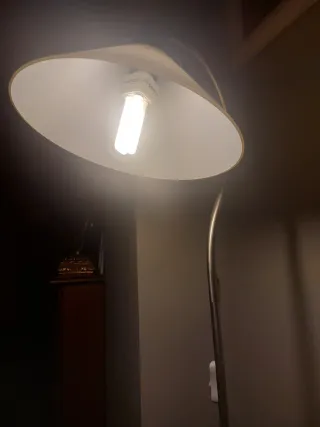 Lámpara de pie para salón pie de metal plateado