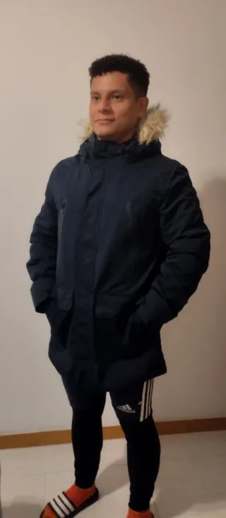 Parka larga azul con capucha para hombre