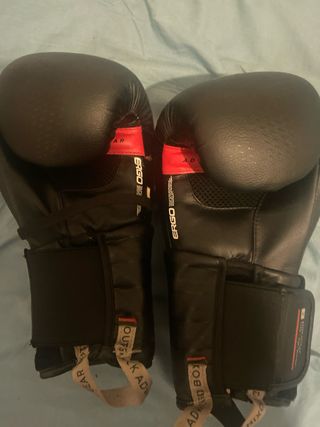 Saco de boxeo con guantes de 12 onzas