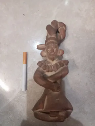 Figura antigua de cerámica