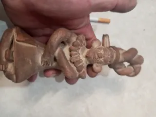 Figura antigua de cerámica