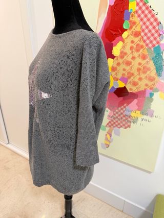Jersey gris con estrella de lentejuelas