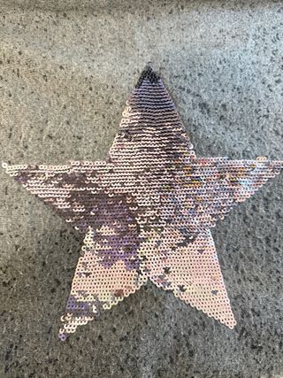 Jersey gris con estrella de lentejuelas