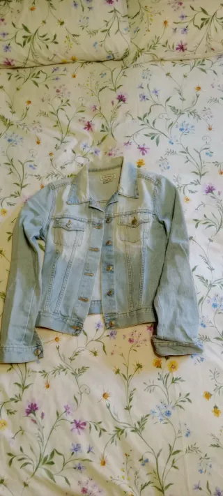 Cazadora Vaquera Zara Azul claro desgastado.
