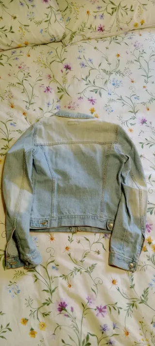 Cazadora Vaquera Zara Azul claro desgastado.