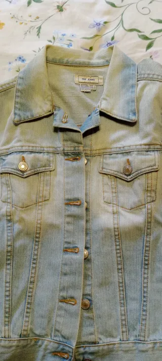 Cazadora Vaquera Zara Azul claro desgastado.