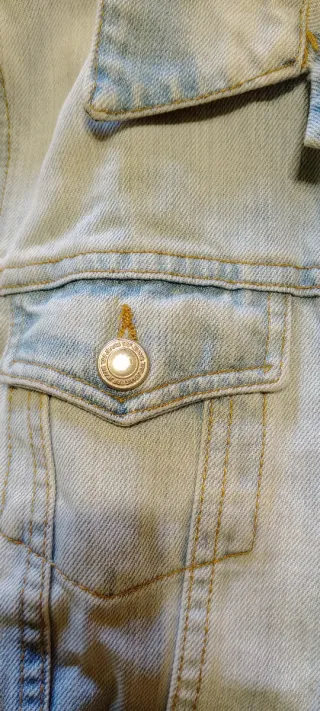 Cazadora Vaquera Zara Azul claro desgastado.