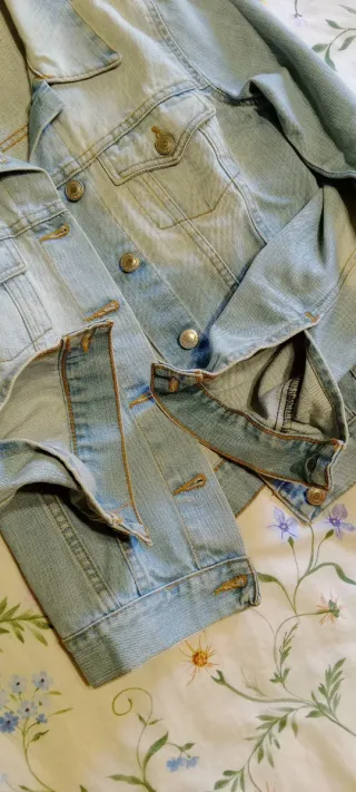 Cazadora Vaquera Zara Azul claro desgastado.