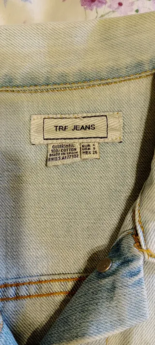 Cazadora Vaquera Zara Azul claro desgastado.