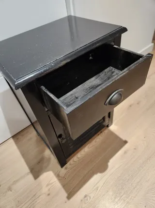 Mesita de noche de madera negra