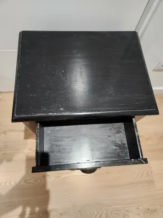 Mesita de noche de madera negra