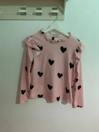 Camiseta SHEIN rosa con corazones negros