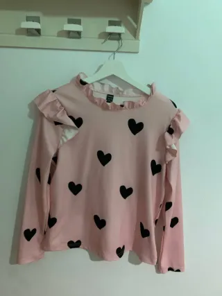 Camiseta SHEIN rosa con corazones negros