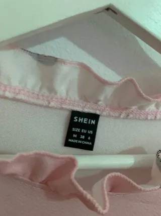 Camiseta SHEIN rosa con corazones negros