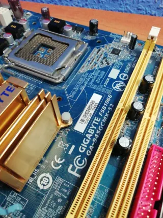 Placa Base Gigabyte GA-945GCM-S2L