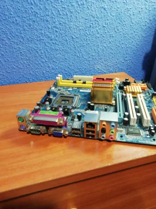 Placa Base Gigabyte GA-945GCM-S2L
