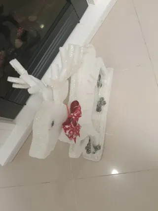 Ciervo Navideño Blanco con Lazo Rojo