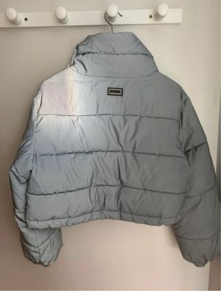 Cazadora acolchada plateada iridiscente