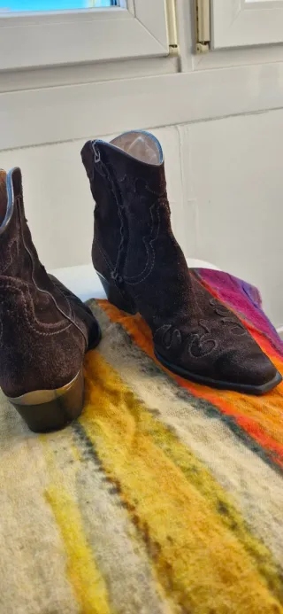 Botines cowboy Massimo Dutti marrones de ante.