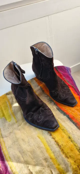 Botines cowboy Massimo Dutti marrones de ante.