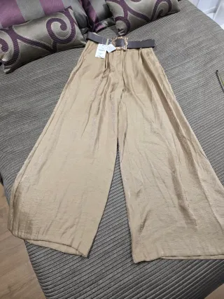 Pantalón ancho beige con cinturón