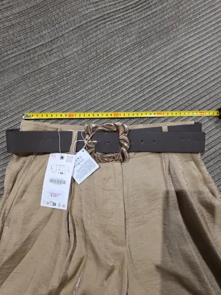 Pantalón ancho beige con cinturón