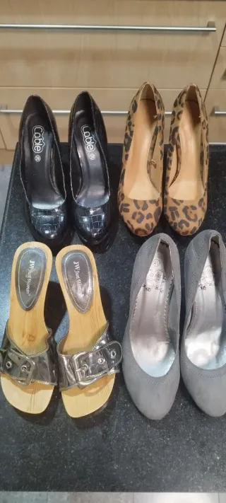 Zapatos de tacón negros y plateados