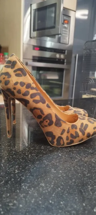 Zapatos de tacón negros y plateados