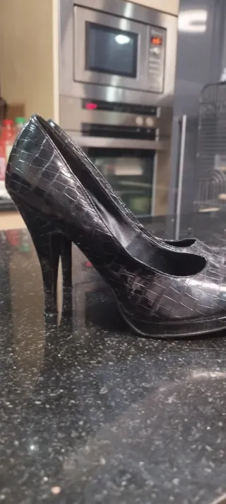 Zapatos de tacón negros y plateados