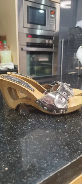 Zapatos de tacón negros y plateados